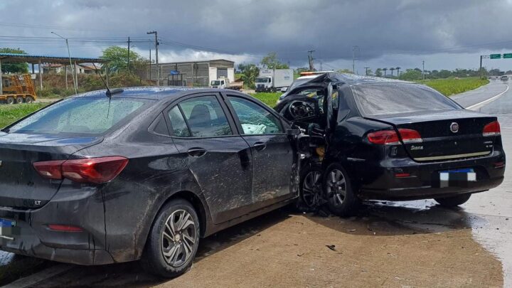 Motorista morre e outro fica ferido após colisão entre dois carros na BR 232