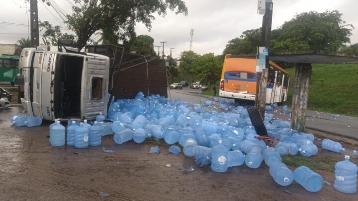 Colisão entre ônibus e caminhão deixa 12 feridos