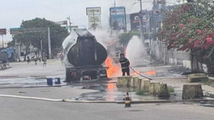 Caminhão que transportava combustível pega fogo