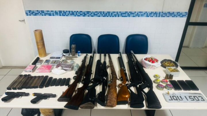PM apreende grande volume de armas e drogas