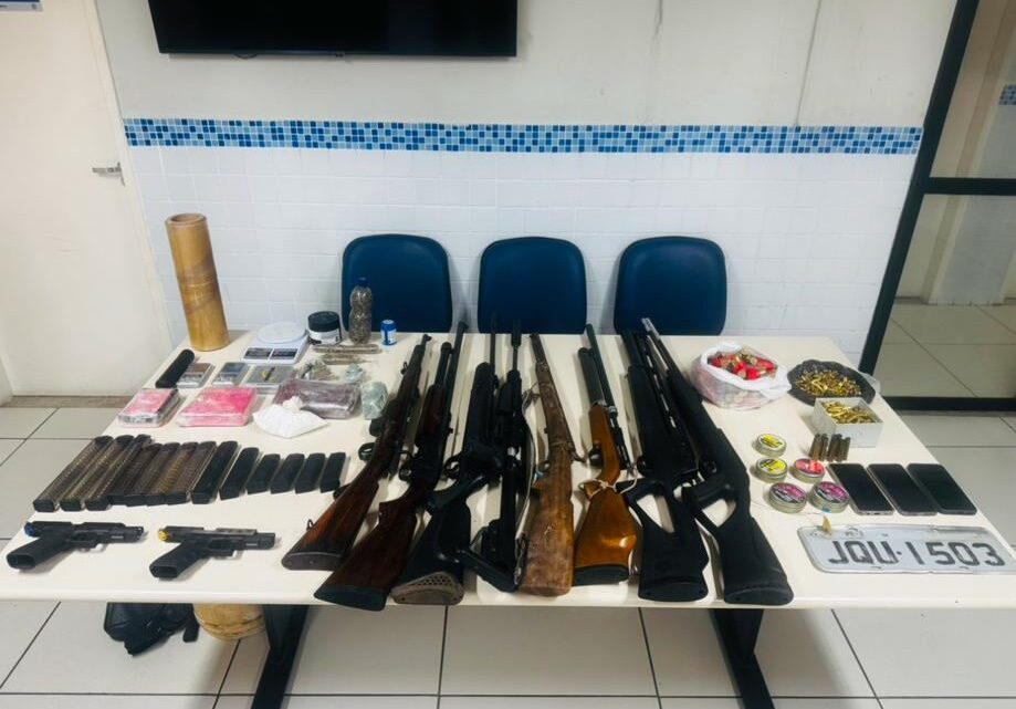 PM apreende grande volume de armas e drogas