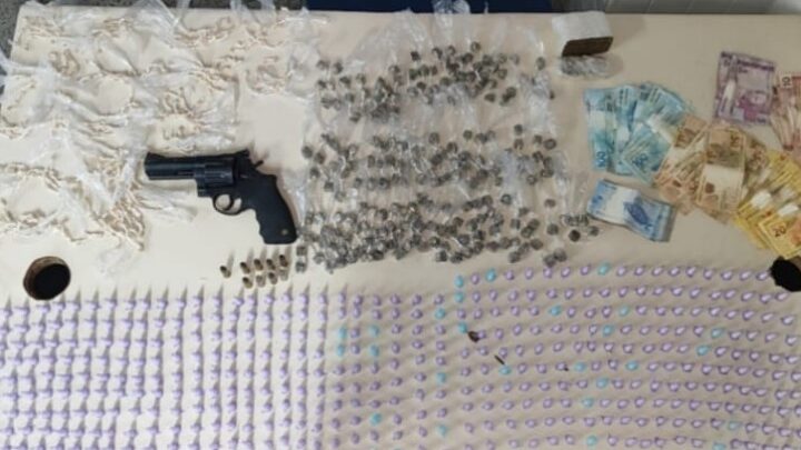 Homem é preso com arma e drogas
