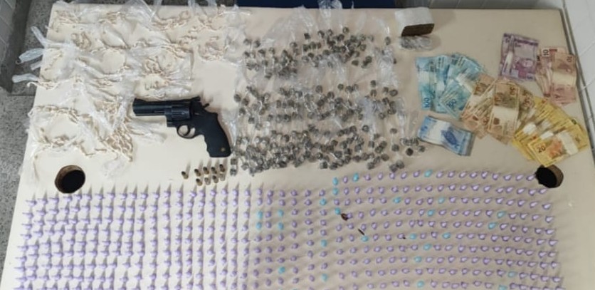 Homem é preso com arma e drogas