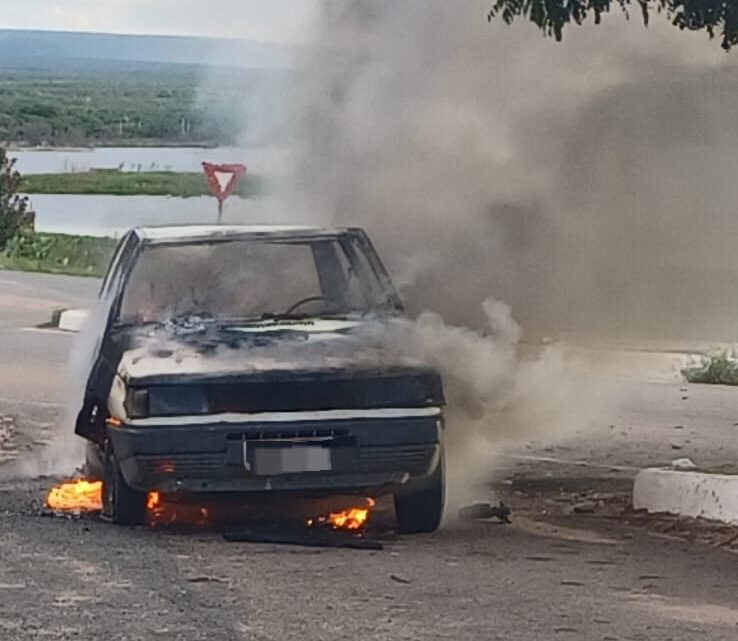 Homem toca fogo no próprio carro após veículo ser apreendido pela PRF Homem toca fogo no próprio carro após veículo ser apreendido pela PRF