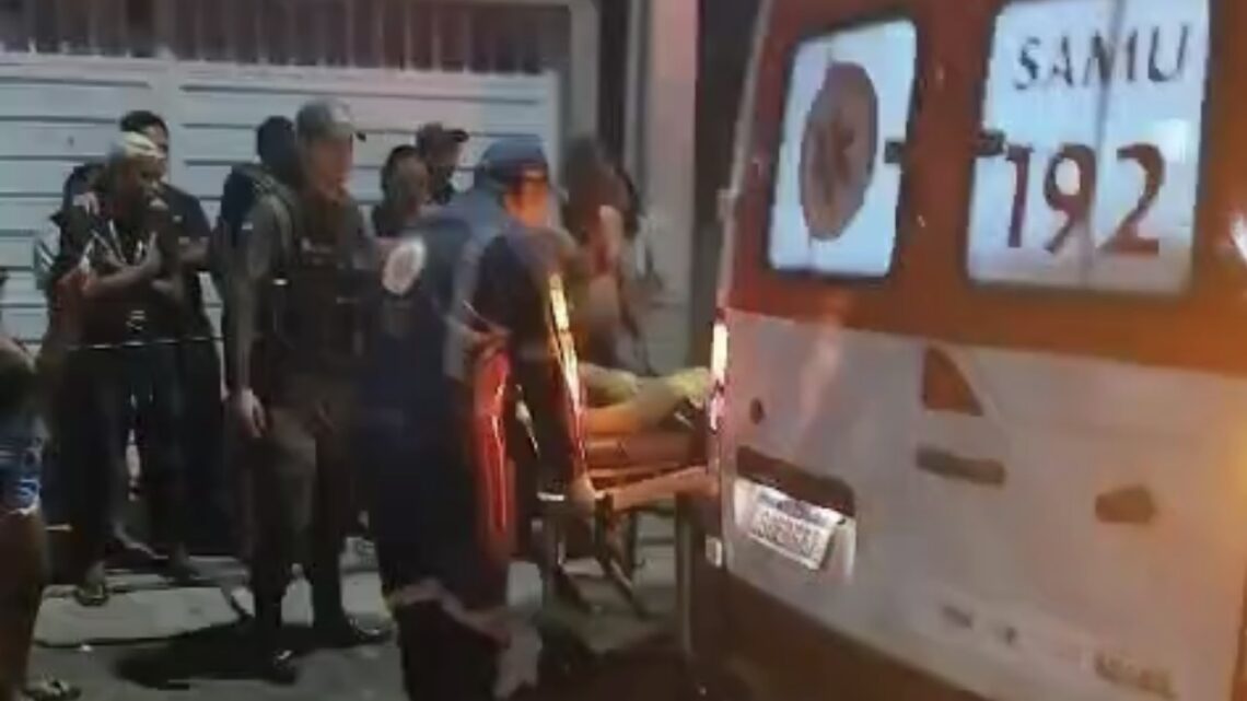 Jovem é morto e outro baleado dentro de casa em Caruaru Jovem é morto e outro baleado dentro de casa em Caruaru