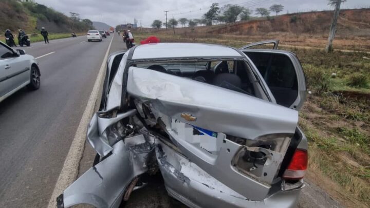 Motociclista fica gravemente ferido após bater em traseira de carro na BR 232
