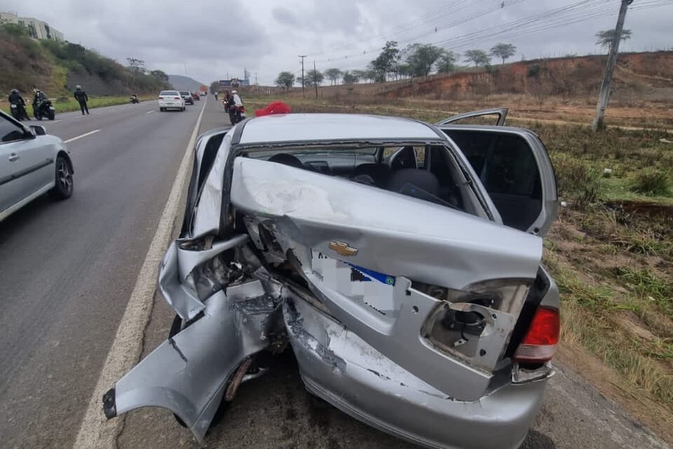 Motociclista fica gravemente ferido após bater em traseira de carro na BR 232