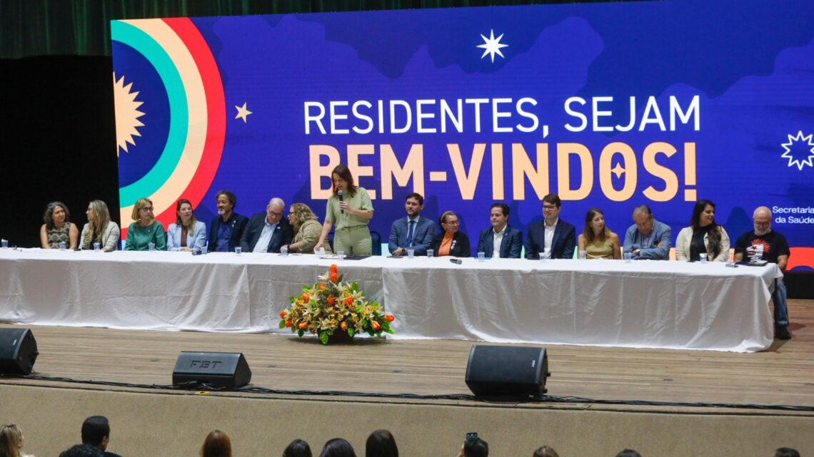 Governadora Raquel Lyra recepciona novos residentes do SUS que vão atuar em Pernambuco