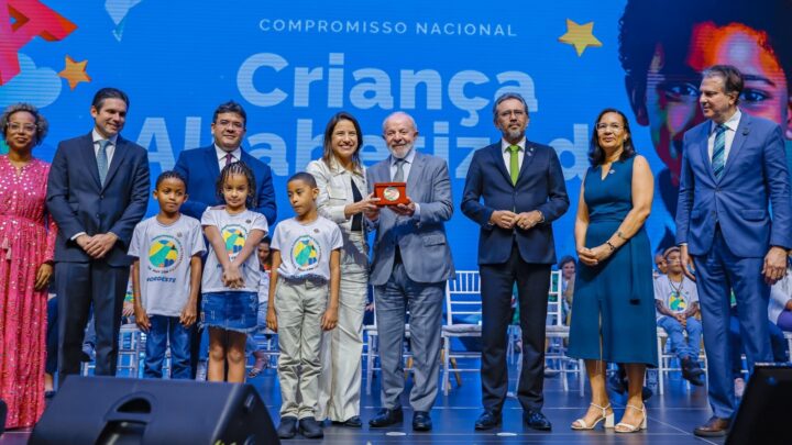 Pernambuco recebe Selo Nacional Compromisso com a Alfabetização na categoria ouro