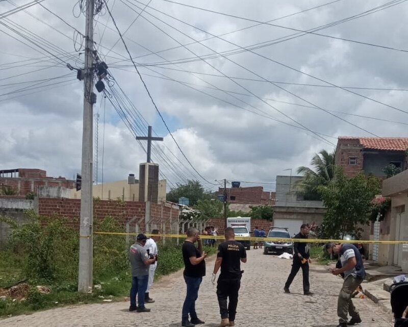 Homem é assassinado, e mulher é atingida por bala perdida, em Caruaru