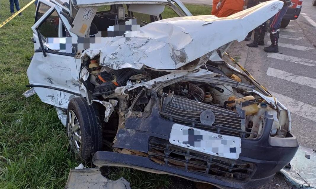 Motorista morre, após colisão frontal entre carro e caminhão, na BR 232