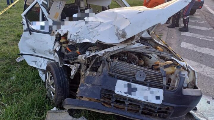 Motorista morre, após colisão frontal entre carro e caminhão, na BR 232