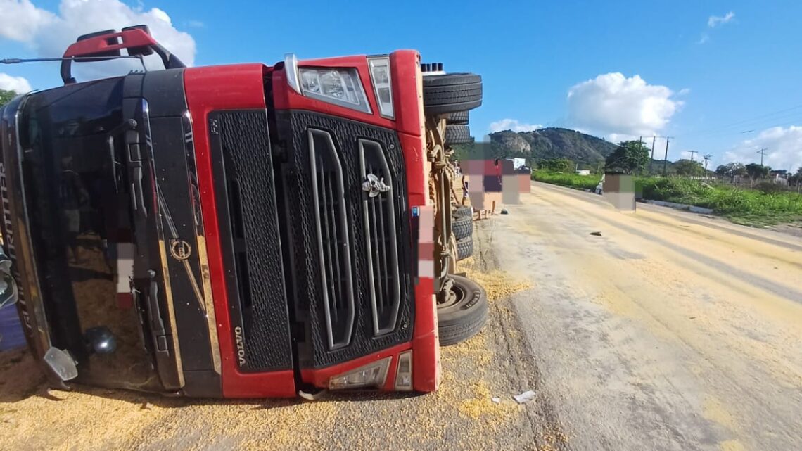 Caminhão tomba na BR 104 e responsável deixa população levar parte da carga