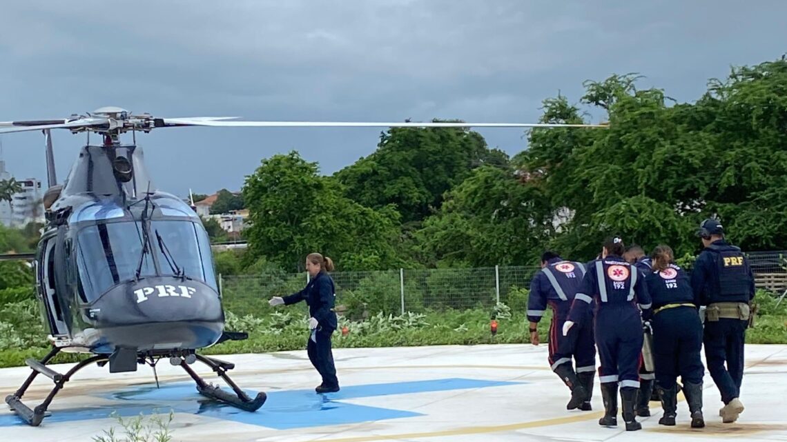 Criança de 5 anos é baleada na cabeça e resgatada de helicóptero Criança de 5 anos é baleada na cabeça e resgatada de helicóptero