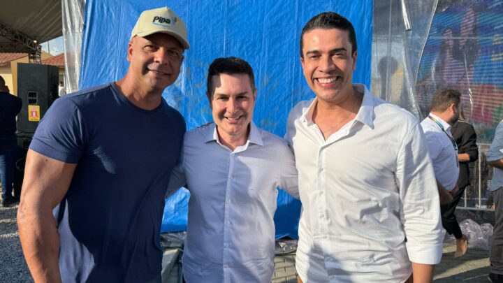 Anderson Correia comemora solicitação atendida de entrega de casas populares em Caruaru