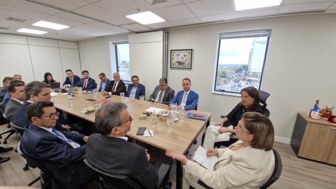 Em Brasília, governadora Raquel Lyra recebe prefeitos e anuncia novos ônibus escolares para os municípios pernambucanos
