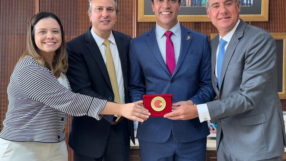 Rodrigo Pinheiro recebe Selo Nacional Compromisso com a Alfabetização das mãos do ministro da Educação