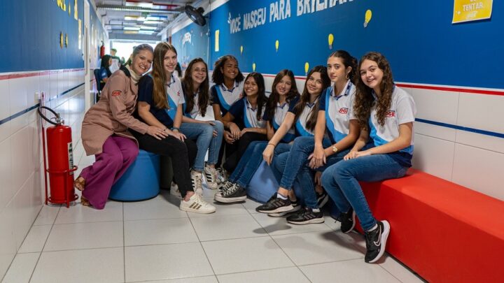 Colégio lança cartilha sobre como lidar com a ansiedade provocada pela falta de celulares nas escolas