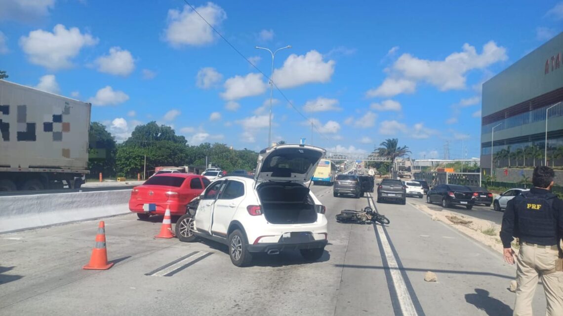 Colisão traseira envolve carros, caminhonete e moto na BR 232