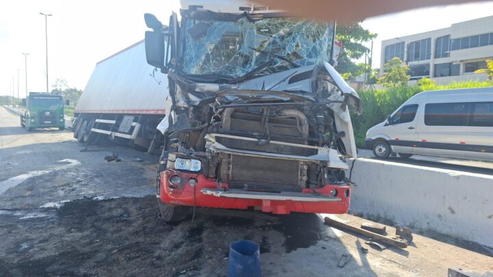 Motorista fica preso às ferragens, após colisão traseira entre dois caminhões