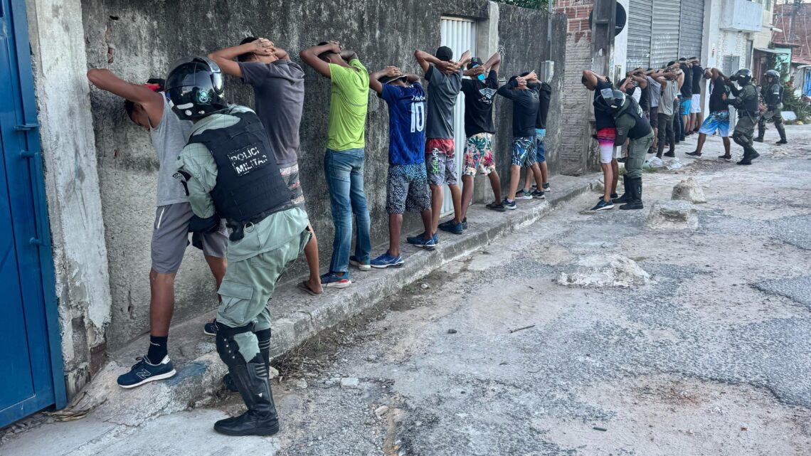 PM evita brigas de galeras e prende suspeitos durante prévias carnavalescas PM evita brigas de galeras e prende suspeitos durante prévias carnavalescas