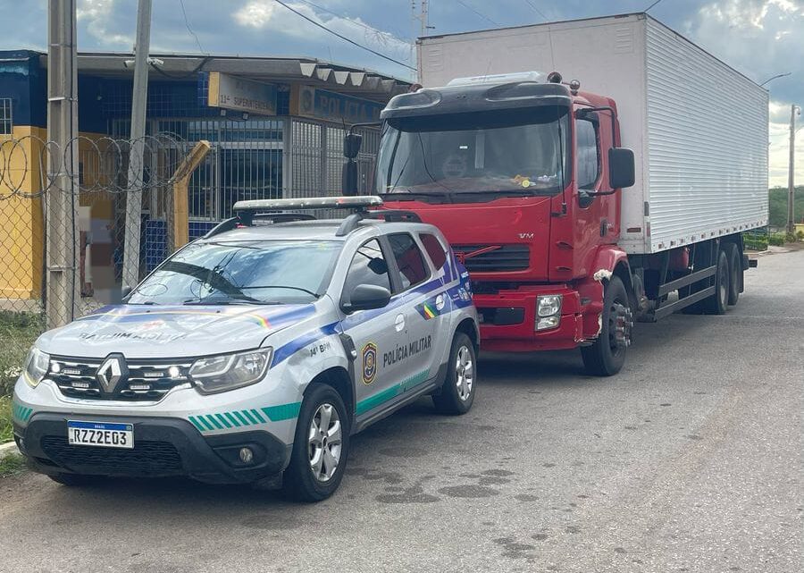 Carga de 30 mil maços de cigarro paraguaio é apreendida na BR 232 Carga de 30 mil maços de cigarro paraguaio é apreendida na BR 232