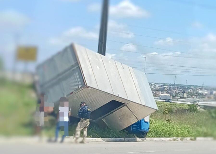 Colisão envolve caminhões, caminhonete e carro em Caruaru