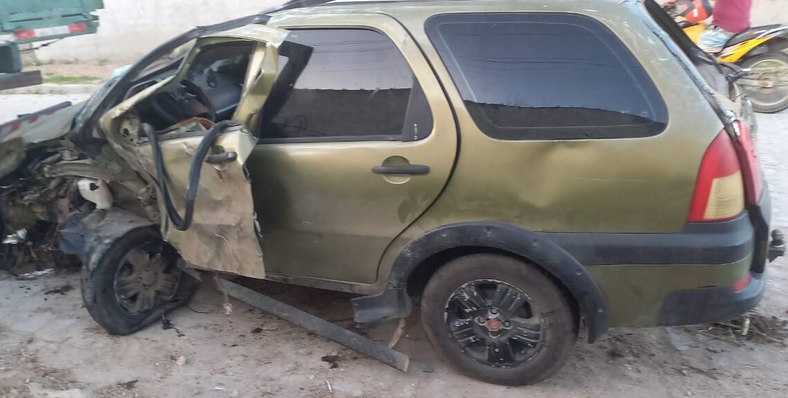 Carro capota, após bater em caminhão, e atingir caminhonete e outro carro