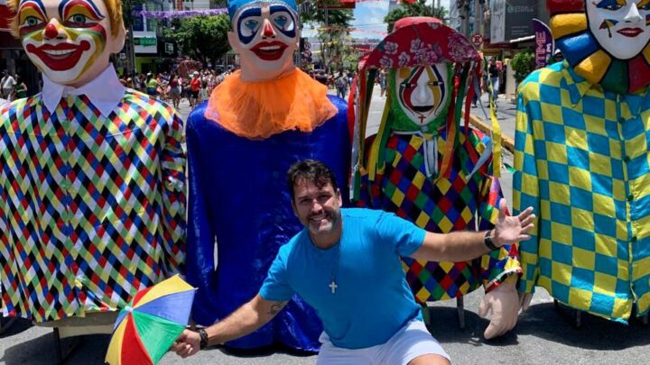 Bonecos Gigantes de Pernambuco prontos, com o coração e a tradição na mão