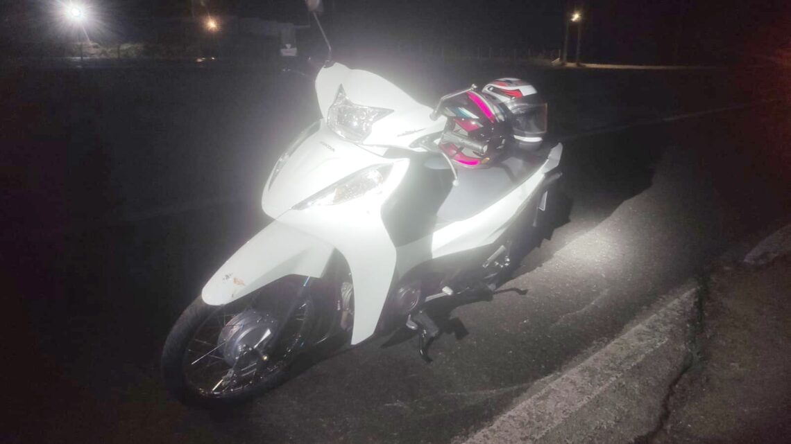 Ocupantes de moto ficam feridos após veículo atropelar cachorro