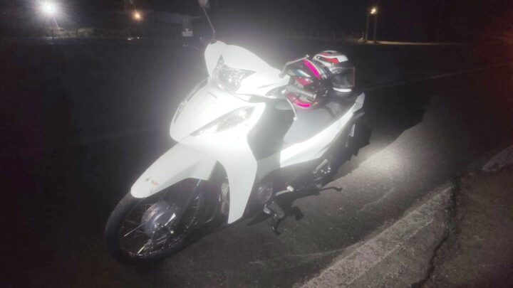 Ocupantes de moto ficam feridos após veículo atropelar cachorro