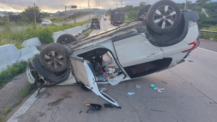 Carro capota na BR 232 e motorista fica ferida