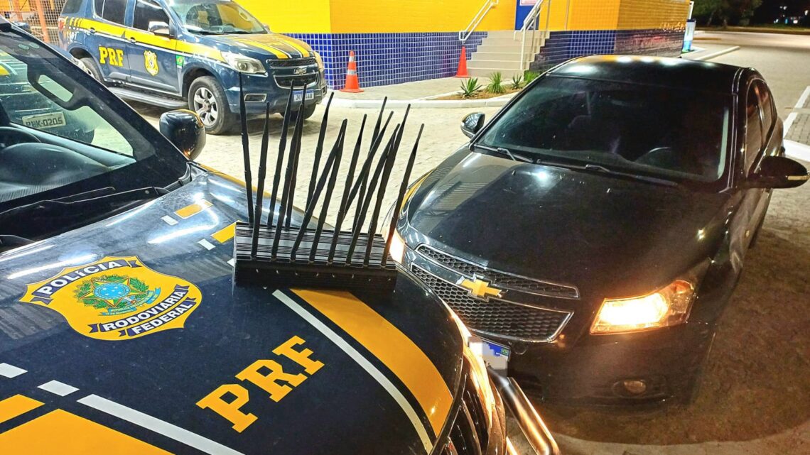 Carro furtado e bloqueador de sinal são apreendidos pela PRF