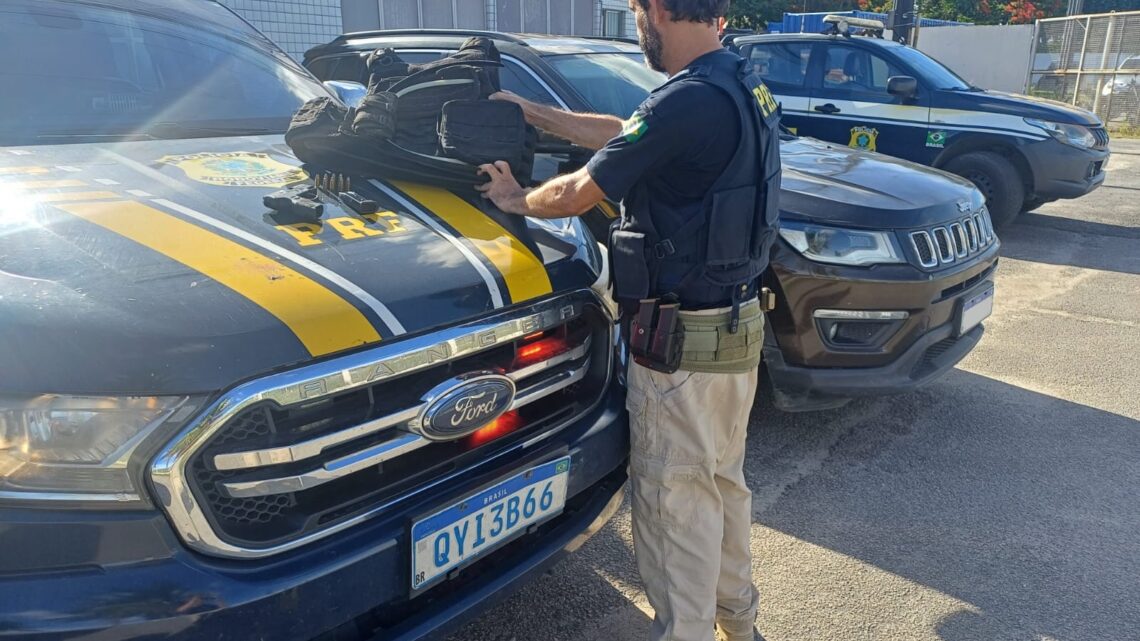 Homem com tornozeleira eletrônica, carro roubado, pistola, colete e algemas é detido Homem com tornozeleira eletrônica, carro roubado, pistola, colete e algemas é detido