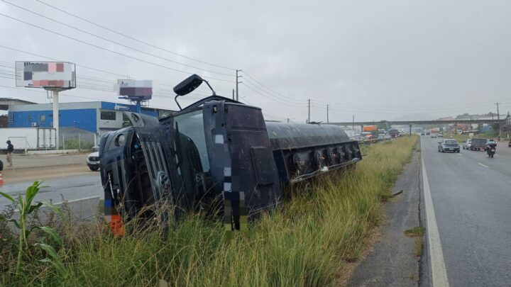 Caminhão-tanque tomba e derrama combustível na pista