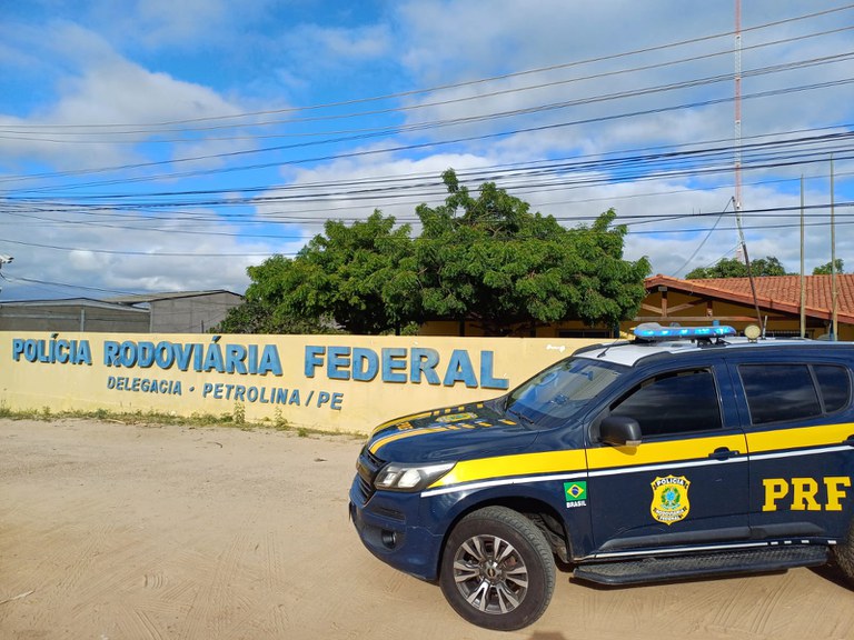 Moto roubada é recuperada pela PRF em um caminhão de mudança Moto roubada é recuperada pela PRF em um caminhão de mudança