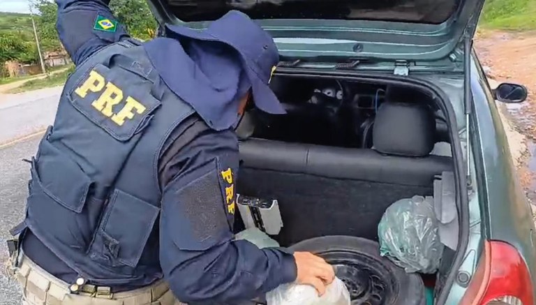 PRF detém dois homens com maconha na BR 232