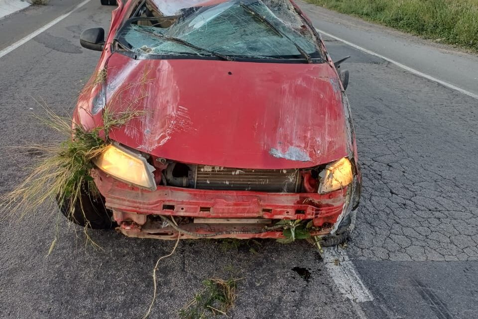 Carro capota em Caruaru e criança de 5 anos é removida de helicóptero Carro capota em Caruaru e criança de 5 anos é removida de helicóptero