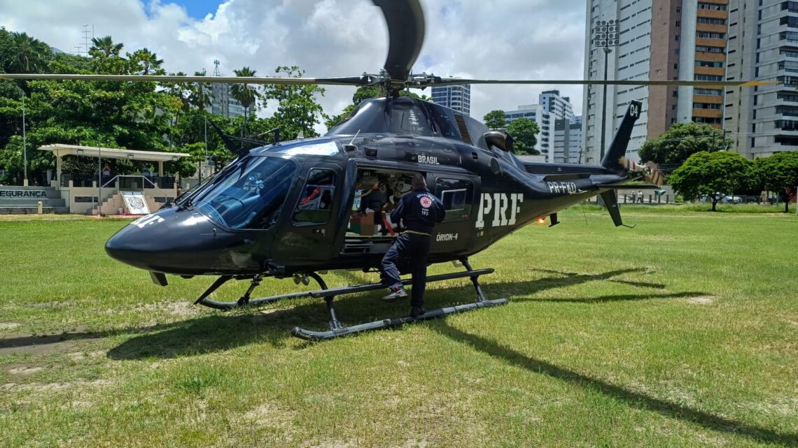 Idoso com insuficiência cardíaca é transportado de helicóptero Idoso com insuficiência cardíaca é transportado de helicóptero