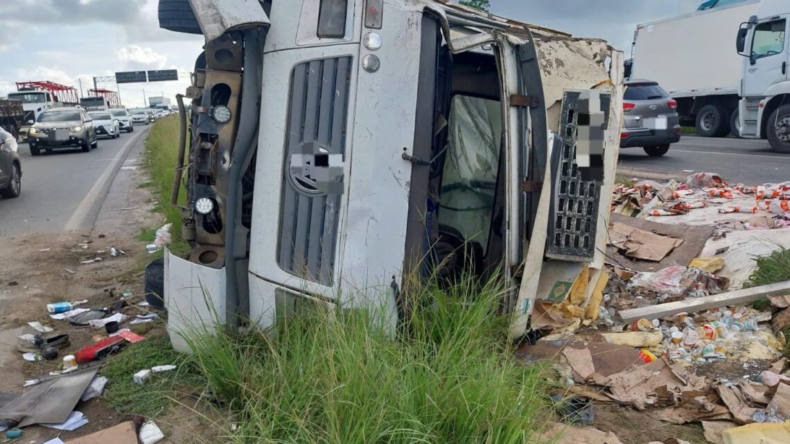 Motorista fica ferido após caminhão colidir em veículo utilitário e tombar