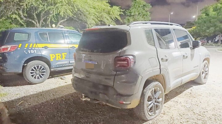 Após tentativa de fuga, PRF e BIEsp detêm homens e mulher com pistola e carro roubado em Caruaru