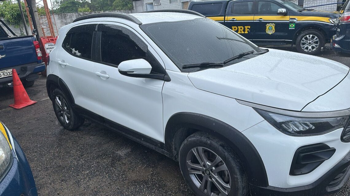 Motorista de carro roubado e passageiro foragido por roubo são detidos Motorista de carro roubado e passageiro foragido por roubo são detidos