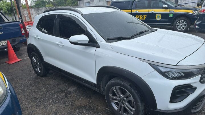 Motorista de carro roubado e passageiro foragido por roubo são detidos