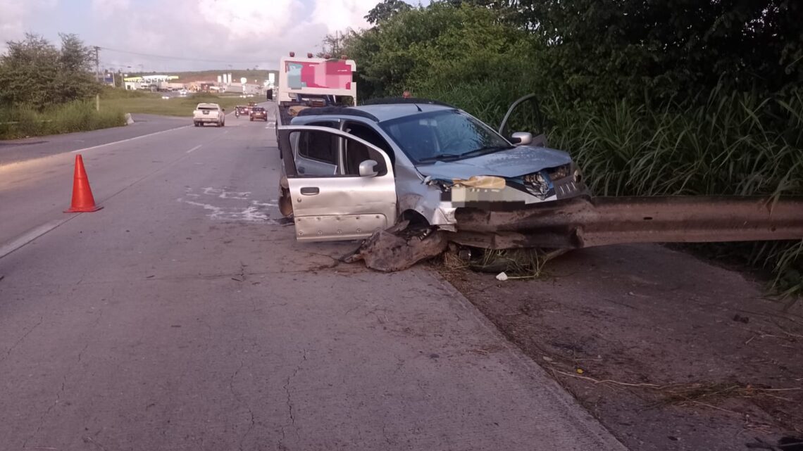 Três feridos após carro ser fechado por outro veículo e bater na defensa da pista