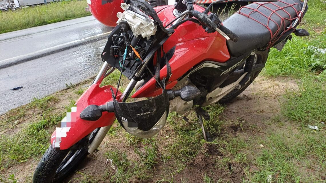 Passageira morre ao cair de moto e ficar imprensada entre dois pneus de caminhão