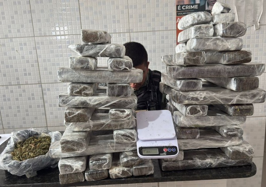 Dupla é presa com 35kg de maconha em Caruaru