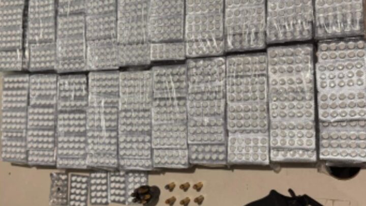 Dupla é presa com 15 mil comprimidos ilegais