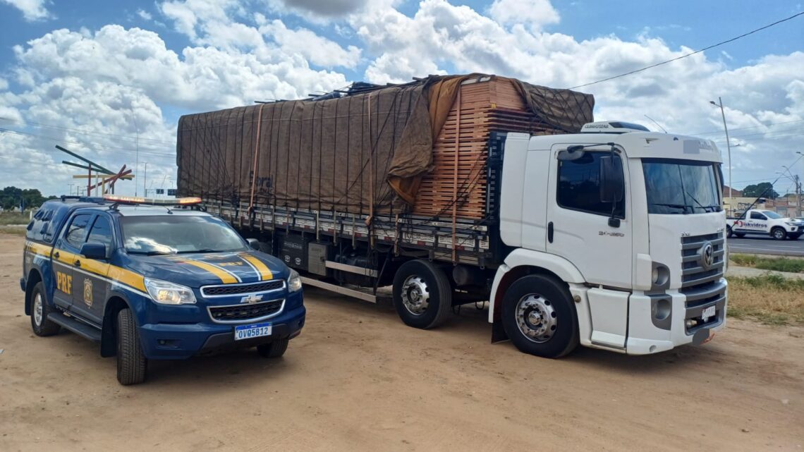 PRF flagra seis caminhões com madeira irregular em Pernambuco PRF flagra seis caminhões com madeira irregular em Pernambuco