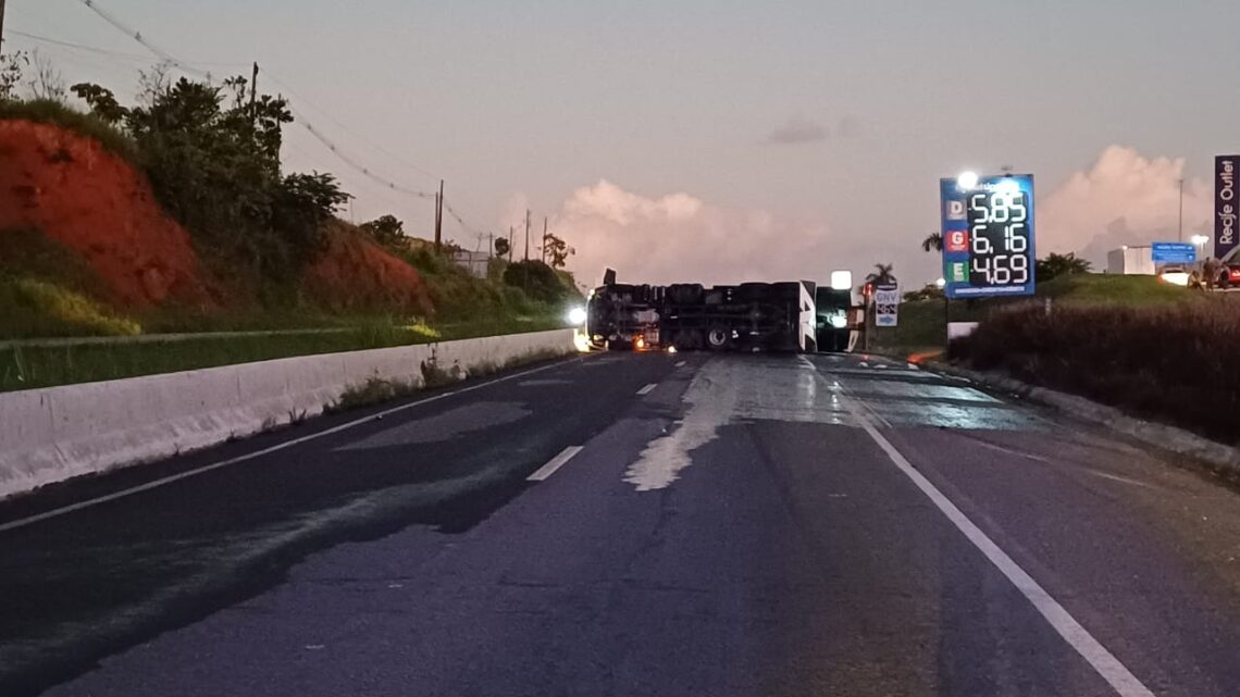 Caminhão-tanque tomba e interdita BR 232