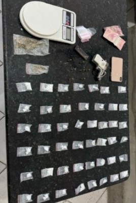 Menor é apreendido com drogas e uma arma de fogo Menor é apreendido com drogas e uma arma de fogo